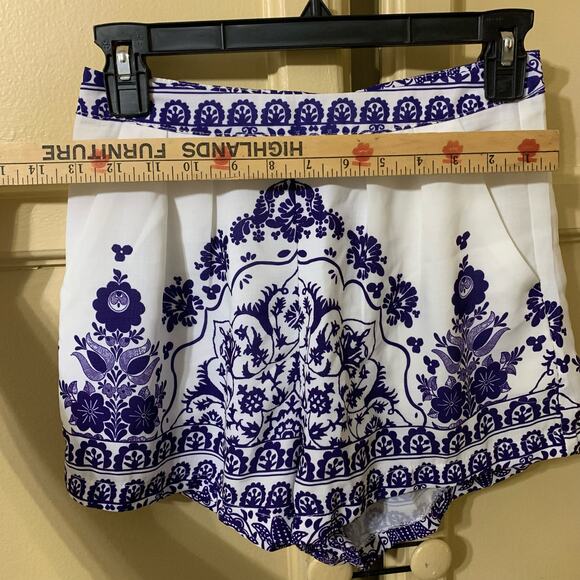Lily Whyt Blue and White Fine China High Waisted Shorts Size 8 - Picture 8 of 14